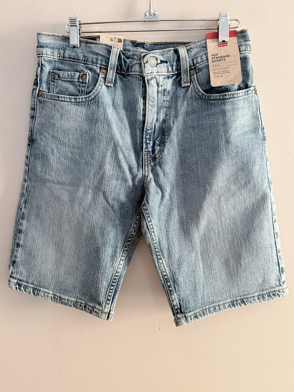 LEVI’S || 405 Light Wash Blue Denim Standard Shorts. Sz. 29